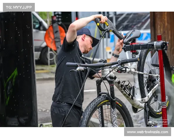 越野自行车世界杯荷兰选手包揽双冠，范阿尔芬总积分领跑