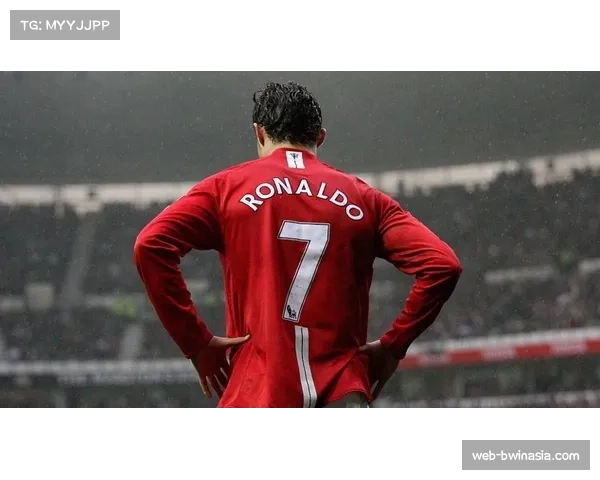 转会动态：多家媒体称，切尔西已接触那不勒斯前锋奥斯梅恩经纪人。